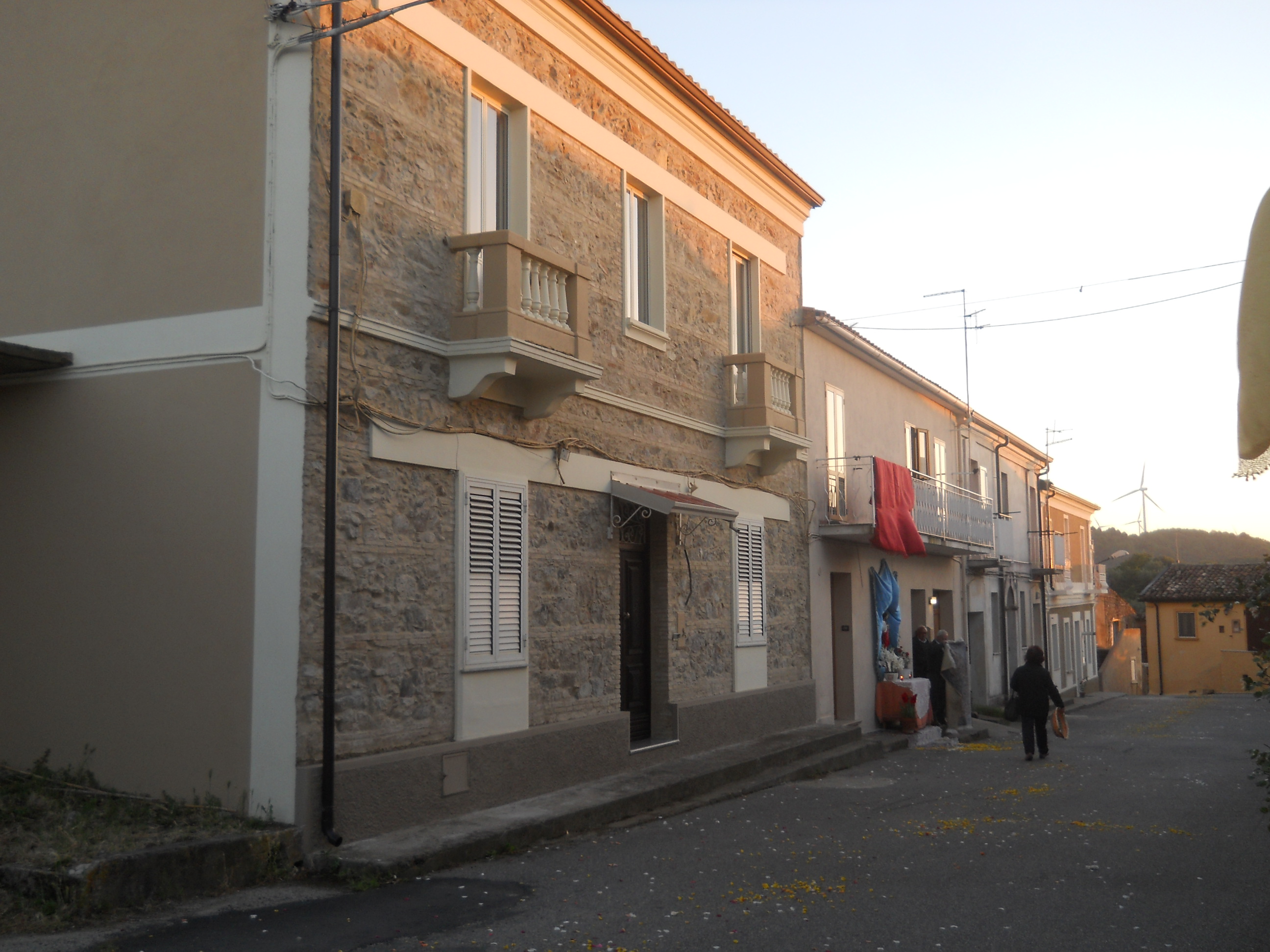 l'altarino al Piano Santa Maria (casa Sacco in primo piano)